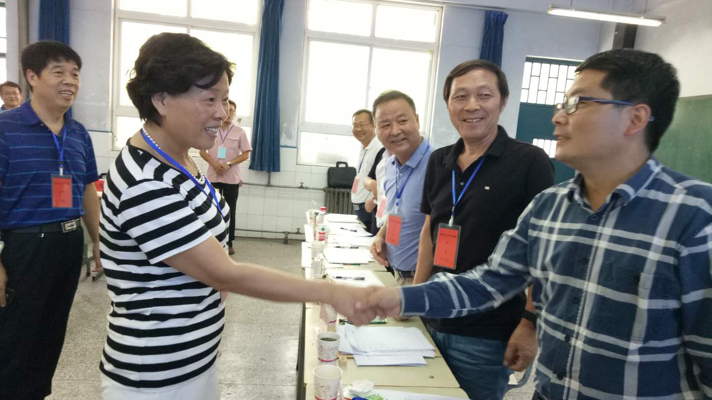 市政协副主席、学院管委会主任李庆红看望面试考官。