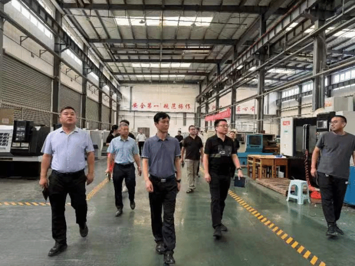 校纪委书记杨杰带队检查校园安全工作